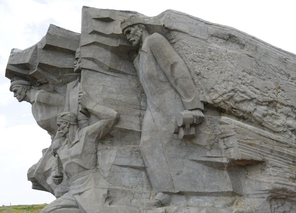 Святослав Брусаков: #память. Керчане чтут память героев Аджимушкая. По давней городской традиции в последнее воскресенье мая... Святослав Брусаков: #память. Керчане чтут память героев Аджимушкая. По давней городской традиции в последнее воскресенье мая...