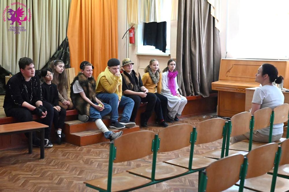 Валентина Лаврик: Фестиваль школьных театров «Крымские грифончики» Валентина Лаврик: Фестиваль школьных театров «Крымские грифончики»
