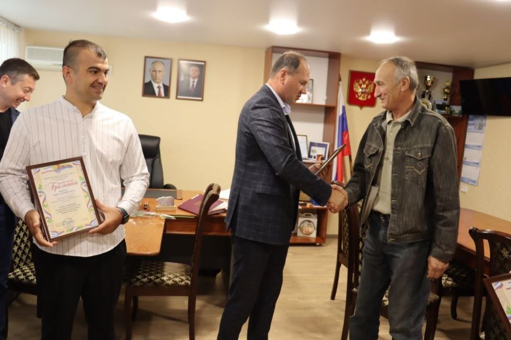 Владислав Хаджиев: Встретились с предпринимателями, работниками малого и среднего бизнеса, поздравили с прошедшим профессиональным праздником! Владислав Хаджиев: Встретились с предпринимателями, работниками малого и среднего бизнеса, поздравили с прошедшим профессиональным праздником!