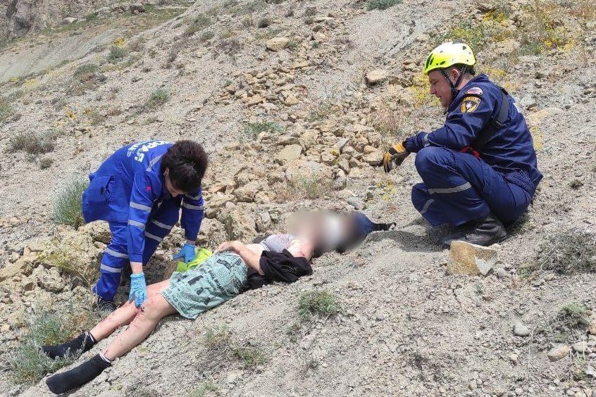 Сотрудники ГКУ РК «КРЫМ-СПАС» оказали помощь девушке, сорвавшейся с обрыва на горе Васюковка Сотрудники ГКУ РК «КРЫМ-СПАС» оказали помощь девушке, сорвавшейся с обрыва на горе Васюковка