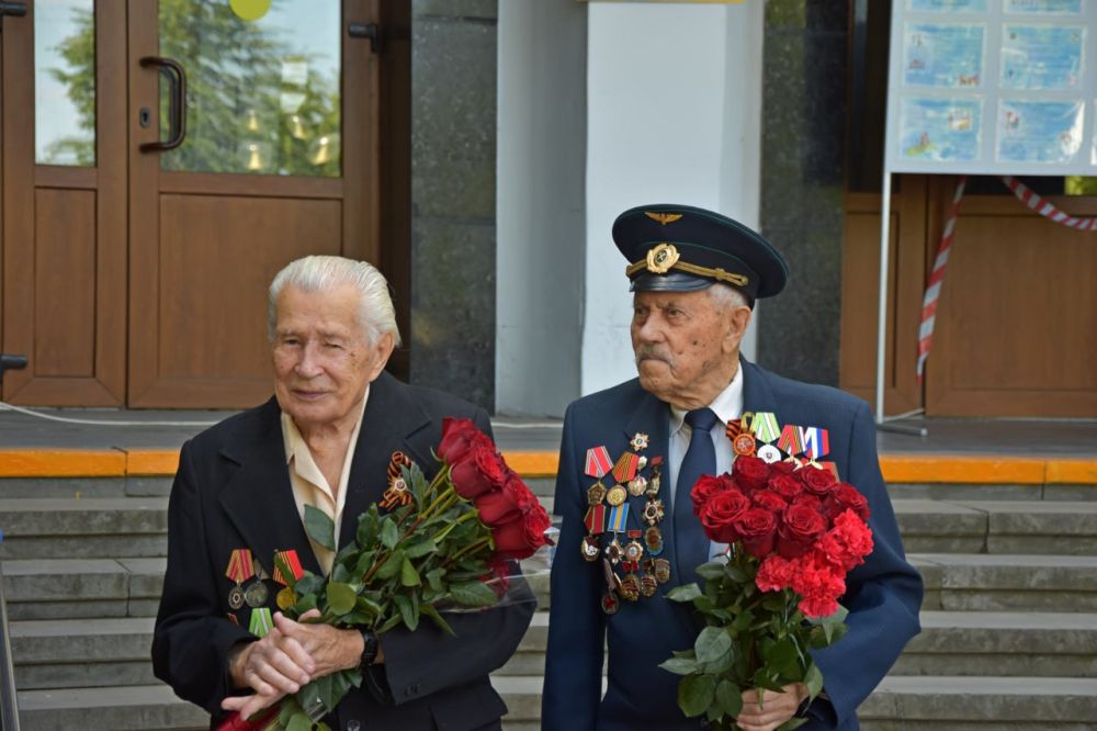 В Симферополе открыли обновлённую Доску памяти «Ваш подвиг бессмертен» В Симферополе открыли обновлённую Доску памяти «Ваш подвиг бессмертен»