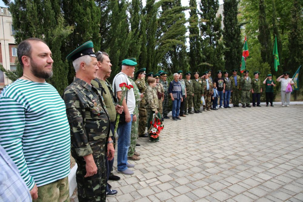 Дмитрий Скобликов: В Бахчисарае на Аллее славы чествовали пограничников Дмитрий Скобликов: В Бахчисарае на Аллее славы чествовали пограничников