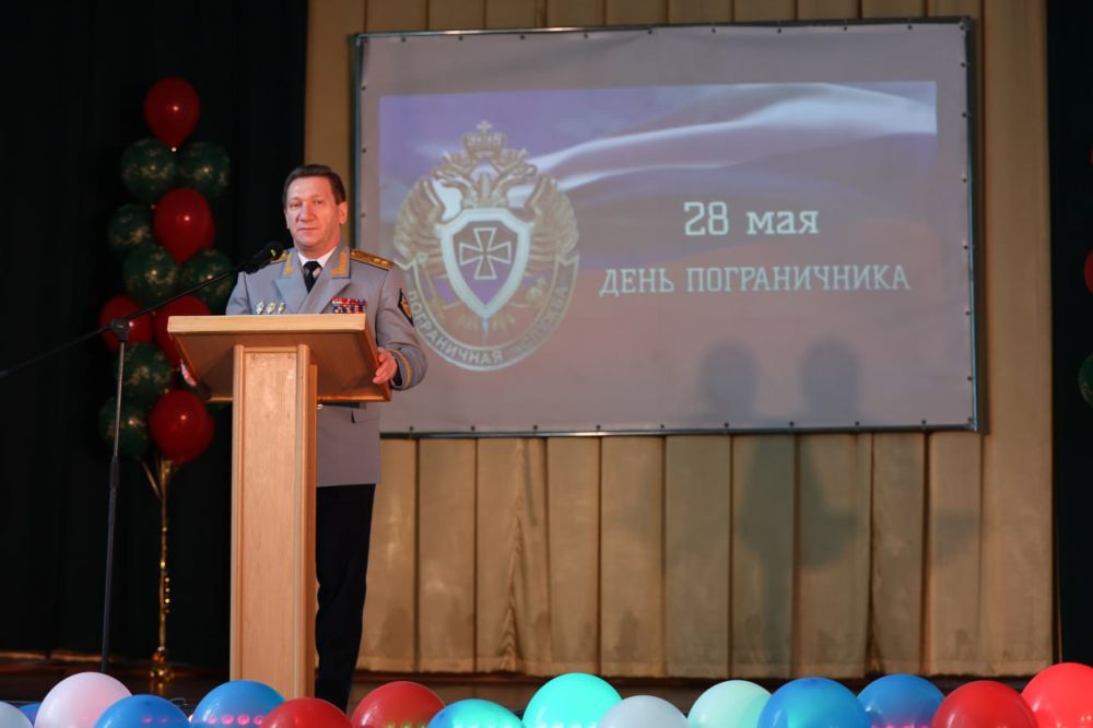 Сергей Аксёнов: В ходе торжественного собрания, посвящённого празднованию 106-летия со дня учреждения Пограничной охраны, вручил сотрудникам ведомства заслуженные награды Сергей Аксёнов: В ходе торжественного собрания, посвящённого празднованию 106-летия со дня учреждения Пограничной охраны, вручил сотрудникам ведомства заслуженные награды