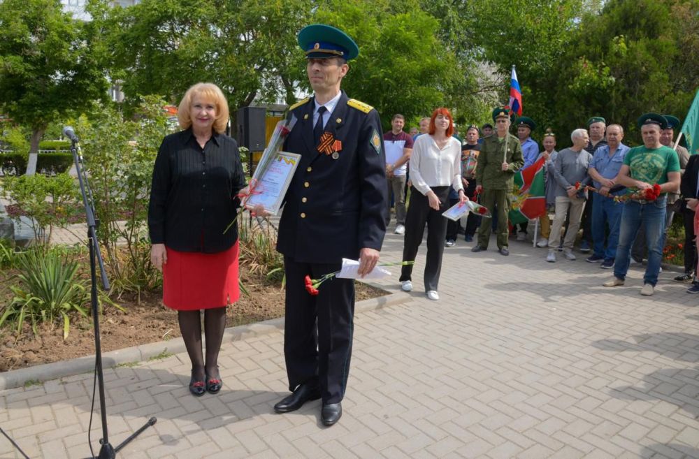 Эммилия Леонова: Сегодня мы поздравляем с праздником пограничников – преданных и бесстрашных защитников государственных границ нашей страны Эммилия Леонова: Сегодня мы поздравляем с праздником пограничников – преданных и бесстрашных защитников государственных границ нашей страны