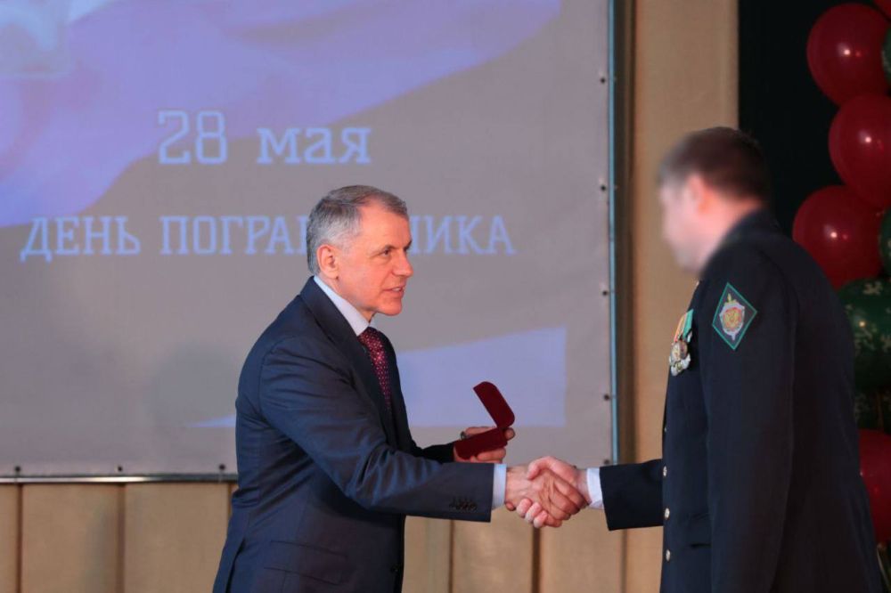 Владимир Константинов поздравил личный состав и ветеранов Пограничного Управления ФСБ России по Республике Крым с Днём пограничника и вручил заслуженные награды Владимир Константинов поздравил личный состав и ветеранов Пограничного Управления ФСБ России по Республике Крым с Днём пограничника и вручил заслуженные награды