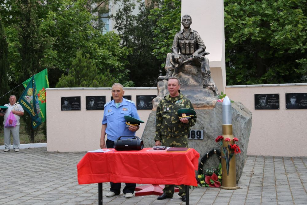 Дмитрий Скобликов: В Бахчисарае на Аллее славы чествовали пограничников Дмитрий Скобликов: В Бахчисарае на Аллее славы чествовали пограничников