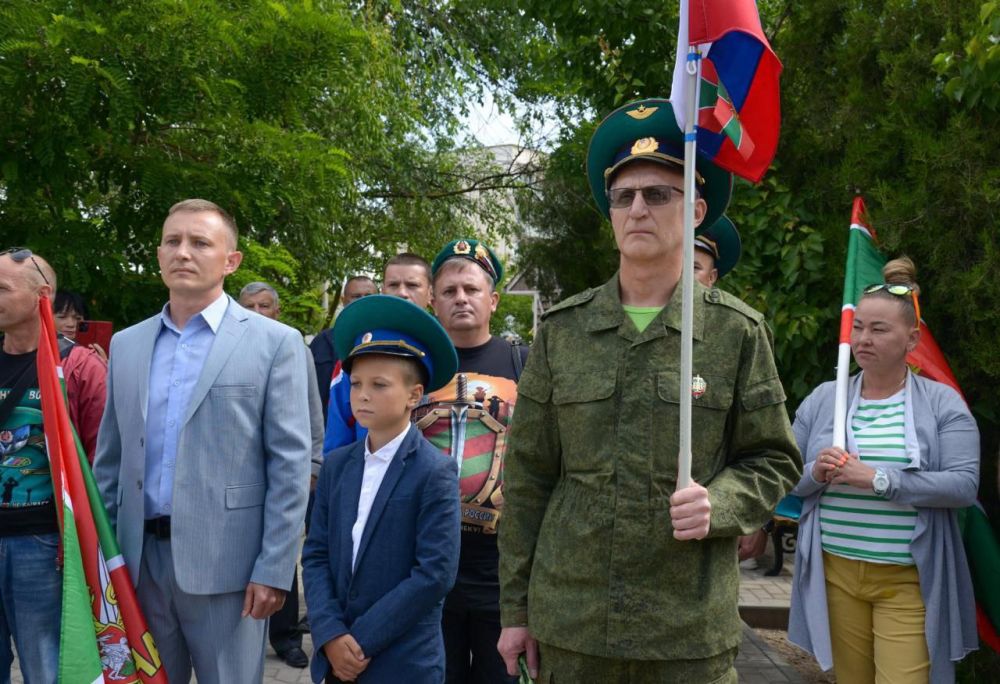 Эммилия Леонова: Сегодня мы поздравляем с праздником пограничников – преданных и бесстрашных защитников государственных границ нашей страны Эммилия Леонова: Сегодня мы поздравляем с праздником пограничников – преданных и бесстрашных защитников государственных границ нашей страны