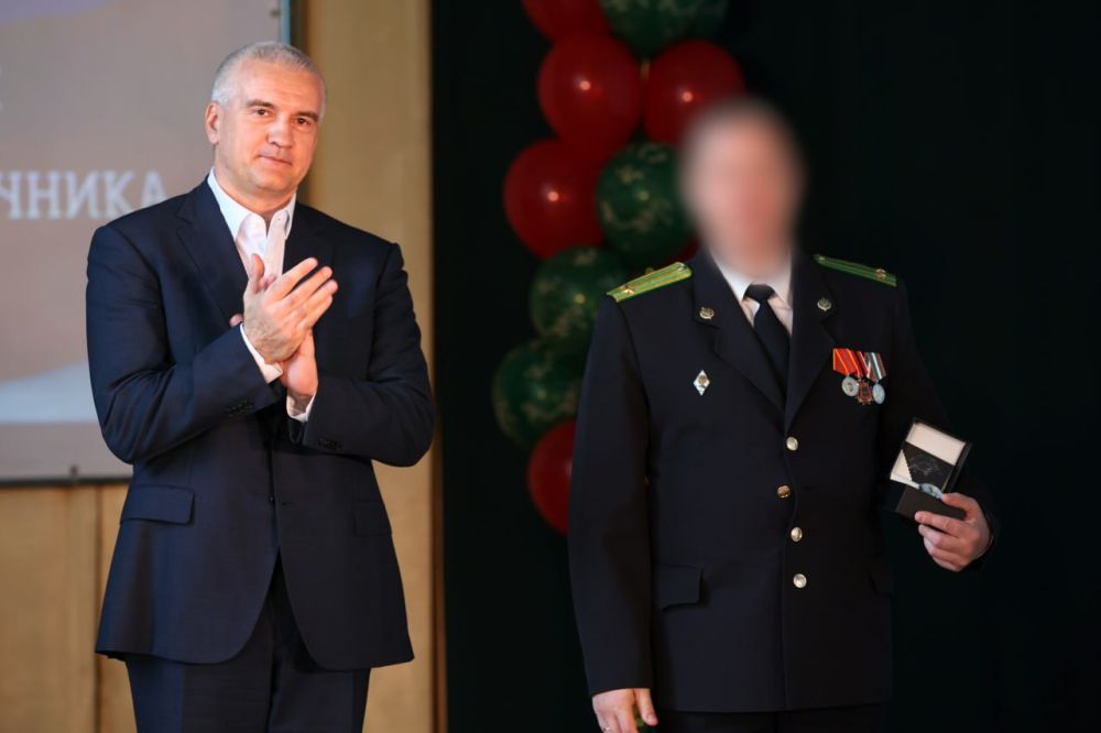 Сергей Аксёнов: В ходе торжественного собрания, посвящённого празднованию 106-летия со дня учреждения Пограничной охраны, вручил сотрудникам ведомства заслуженные награды Сергей Аксёнов: В ходе торжественного собрания, посвящённого празднованию 106-летия со дня учреждения Пограничной охраны, вручил сотрудникам ведомства заслуженные награды