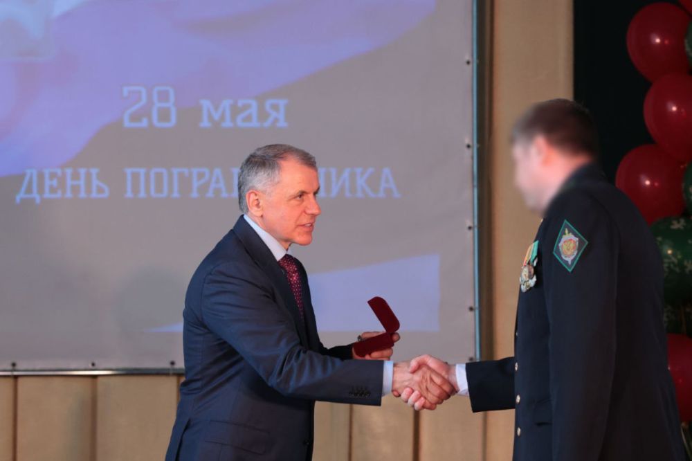 Владимир Константинов: Рад поздравить личный состав и ветеранов Пограничного Управления ФСБ России по Республике Крым с Днём пограничника и вручить заслуженные награды Владимир Константинов: Рад поздравить личный состав и ветеранов Пограничного Управления ФСБ России по Республике Крым с Днём пограничника и вручить заслуженные награды