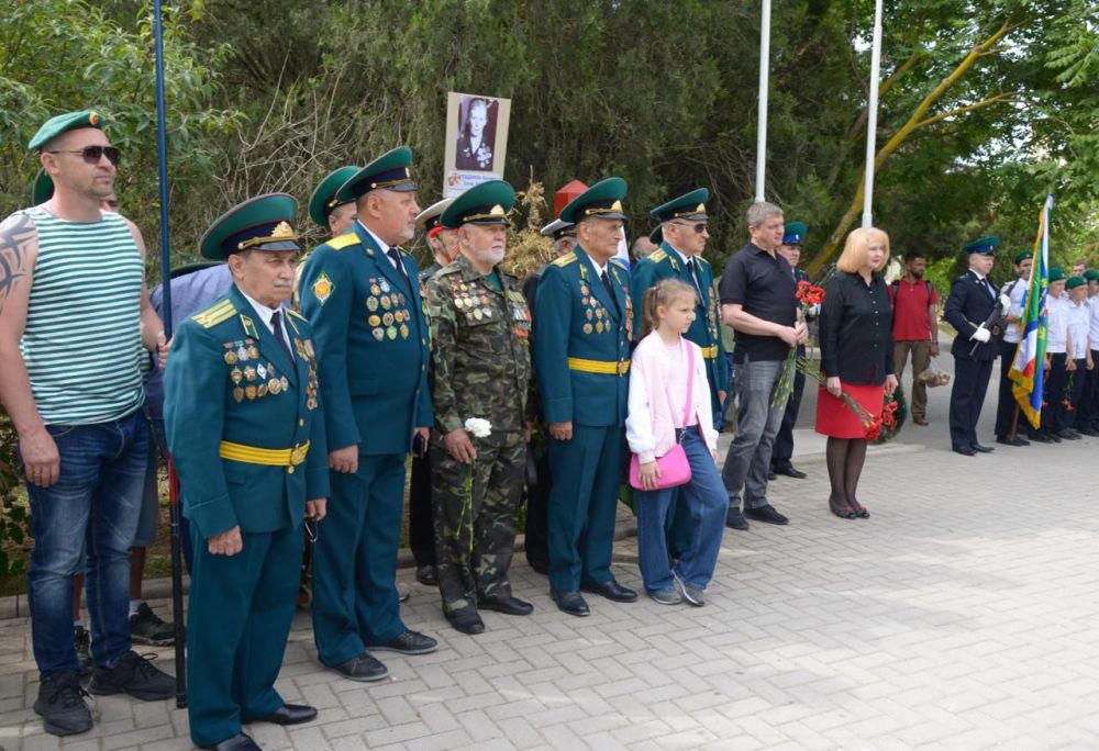Эммилия Леонова: Сегодня мы поздравляем с праздником пограничников – преданных и бесстрашных защитников государственных границ нашей страны Эммилия Леонова: Сегодня мы поздравляем с праздником пограничников – преданных и бесстрашных защитников государственных границ нашей страны