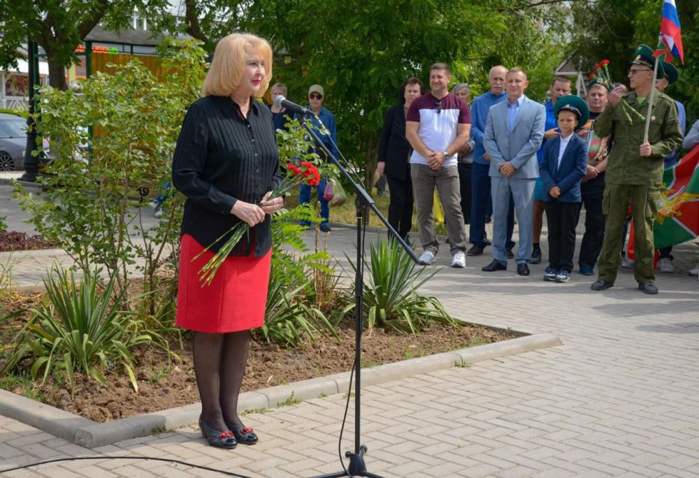 Эммилия Леонова: Сегодня мы поздравляем с праздником пограничников – преданных и бесстрашных защитников государственных границ нашей страны Эммилия Леонова: Сегодня мы поздравляем с праздником пограничников – преданных и бесстрашных защитников государственных границ нашей страны