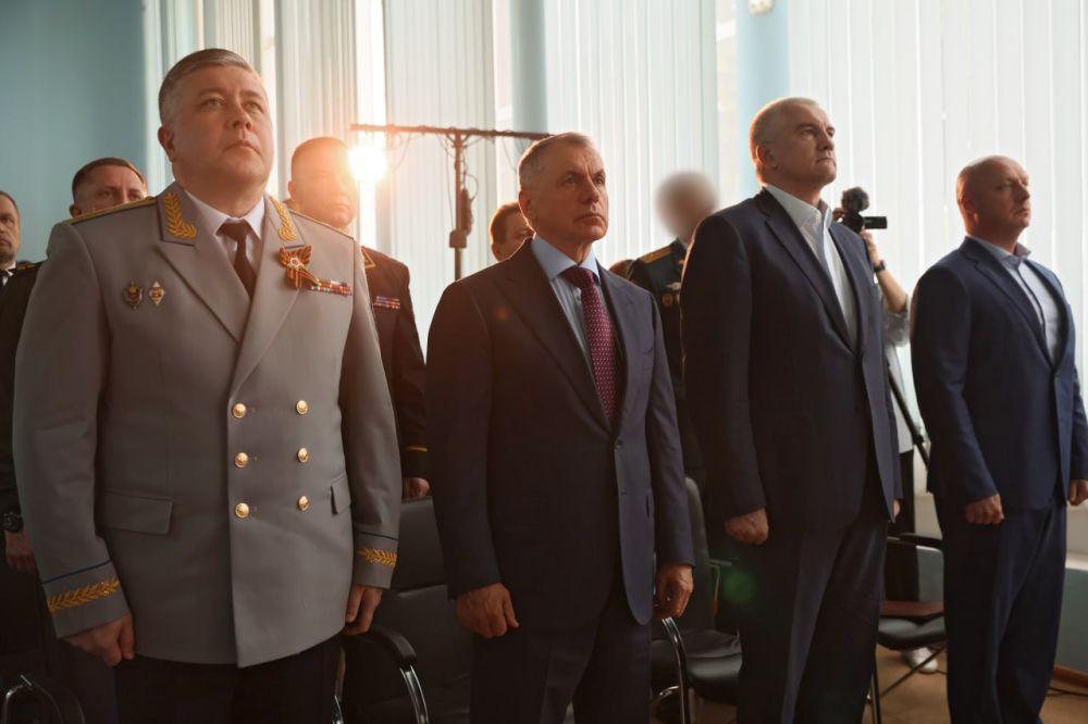 Сергей Аксёнов: В ходе торжественного собрания, посвящённого празднованию 106-летия со дня учреждения Пограничной охраны, вручил сотрудникам ведомства заслуженные награды Сергей Аксёнов: В ходе торжественного собрания, посвящённого празднованию 106-летия со дня учреждения Пограничной охраны, вручил сотрудникам ведомства заслуженные награды