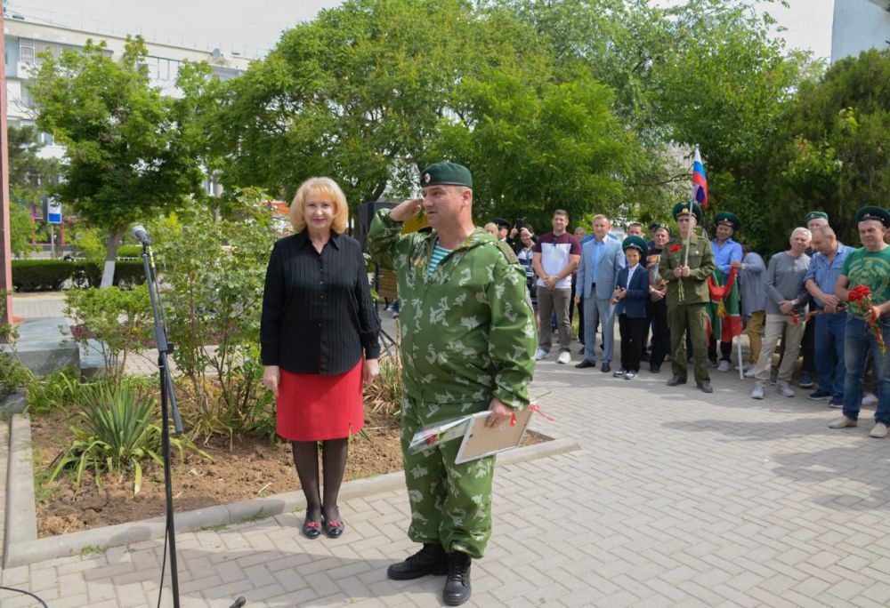 Эммилия Леонова: Сегодня мы поздравляем с праздником пограничников – преданных и бесстрашных защитников государственных границ нашей страны Эммилия Леонова: Сегодня мы поздравляем с праздником пограничников – преданных и бесстрашных защитников государственных границ нашей страны