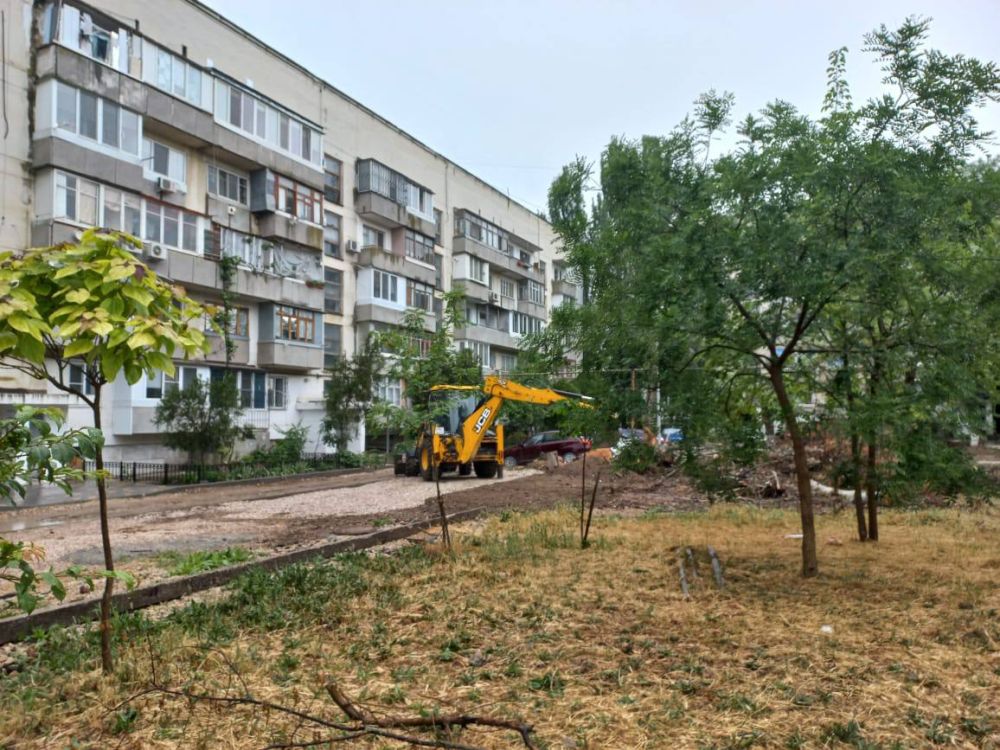 Михаил Назаров: Совместно с главой администрации города Феодосии, представителями заказчика и подрядчика осмотрели дворовые территории города, где в рамках заключенных контрактов выполняются работы по благоустройству Михаил Назаров: Совместно с главой администрации города Феодосии, представителями заказчика и подрядчика осмотрели дворовые территории города, где в рамках заключенных контрактов выполняются работы по благоустройству