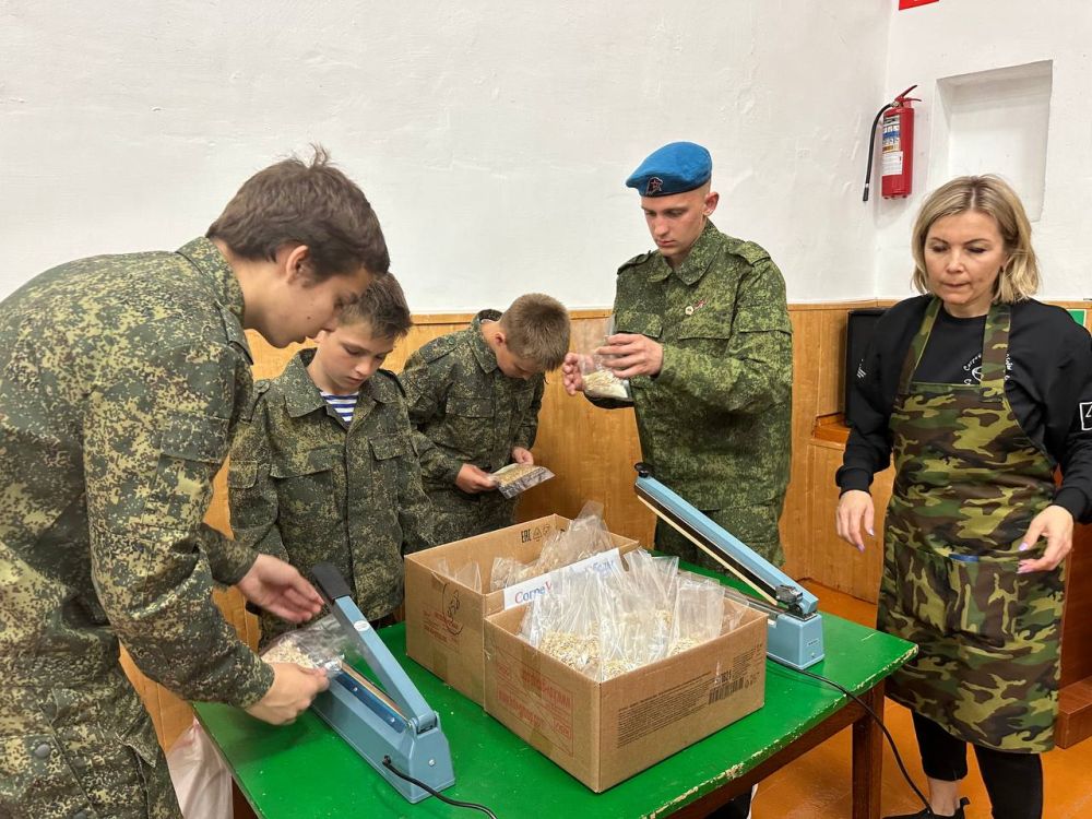Антон Кравец: Сегодня в районном Центре детского и юношеского творчества прошел фестиваль "Моя рука поддержки СВО" Антон Кравец: Сегодня в районном Центре детского и юношеского творчества прошел фестиваль "Моя рука поддержки СВО"