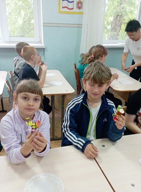 Ко Дню защиты детей ГБУ РК "Дом дружбы народов" и Региональный центр народных ремёсел "Орьнек" провели мастер-классы для школьников Ко Дню защиты детей ГБУ РК "Дом дружбы народов" и Региональный центр народных ремёсел "Орьнек" провели мастер-классы для школьников
