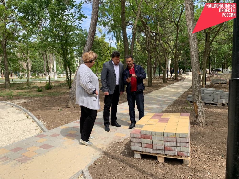 В Армянске активно ведется работа по благоустройству сквера "Малыш", который наверняка станет одним из любимых мест для отдыха с детьми В Армянске активно ведется работа по благоустройству сквера "Малыш", который наверняка станет одним из любимых мест для отдыха с детьми
