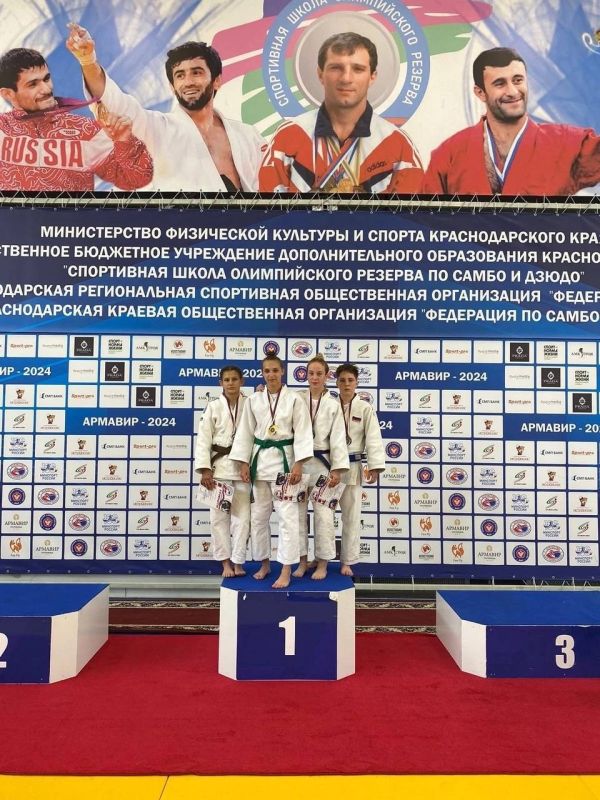 Борцы Керченской спортивной школы-интерната в мае пополнили копилку наград: четыре медали с федеральных и Всероссийских соревнований привезли в Крым Борцы Керченской спортивной школы-интерната в мае пополнили копилку наград: четыре медали с федеральных и Всероссийских соревнований привезли в Крым