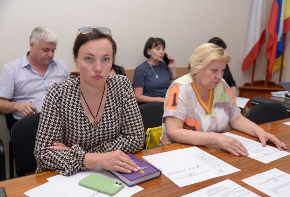 Эммилия Леонова: Традиционно в рамках подготовки к сессии Евпаторийского городского совета, провела заседание Президиума ЕГС Эммилия Леонова: Традиционно в рамках подготовки к сессии Евпаторийского городского совета, провела заседание Президиума ЕГС