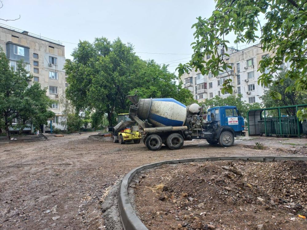 Михаил Назаров: Совместно с главой администрации города Феодосии, представителями заказчика и подрядчика осмотрели дворовые территории города, где в рамках заключенных контрактов выполняются работы по благоустройству Михаил Назаров: Совместно с главой администрации города Феодосии, представителями заказчика и подрядчика осмотрели дворовые территории города, где в рамках заключенных контрактов выполняются работы по благоустройству