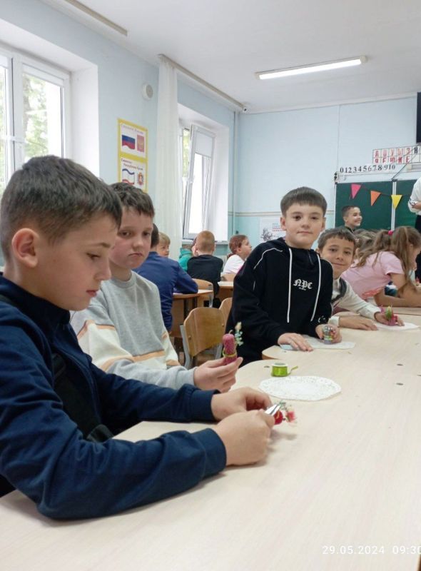 Ко Дню защиты детей ГБУ РК "Дом дружбы народов" и Региональный центр народных ремёсел "Орьнек" провели мастер-классы для школьников Ко Дню защиты детей ГБУ РК "Дом дружбы народов" и Региональный центр народных ремёсел "Орьнек" провели мастер-классы для школьников