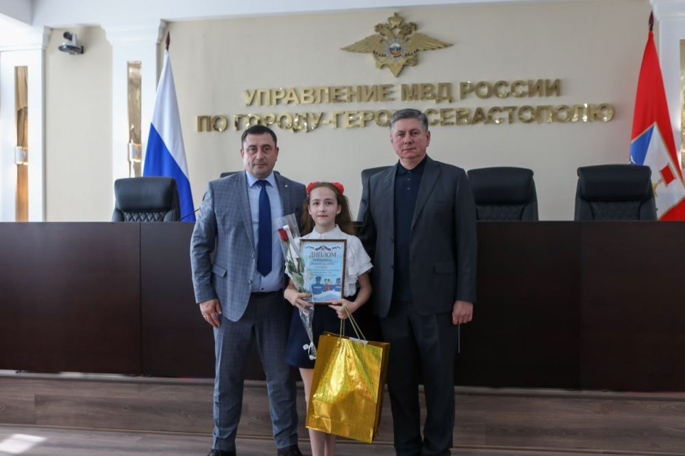 Начальник УМВД России по г. евастополю полковник полиции Сергей Сигунов вручил дипломы и ценные подарки победителям регионального этапа Всероссийского конкурса «Полицейский Дядя Степа» Начальник УМВД России по г. евастополю полковник полиции Сергей Сигунов вручил дипломы и ценные подарки победителям регионального этапа Всероссийского конкурса «Полицейский Дядя Степа»