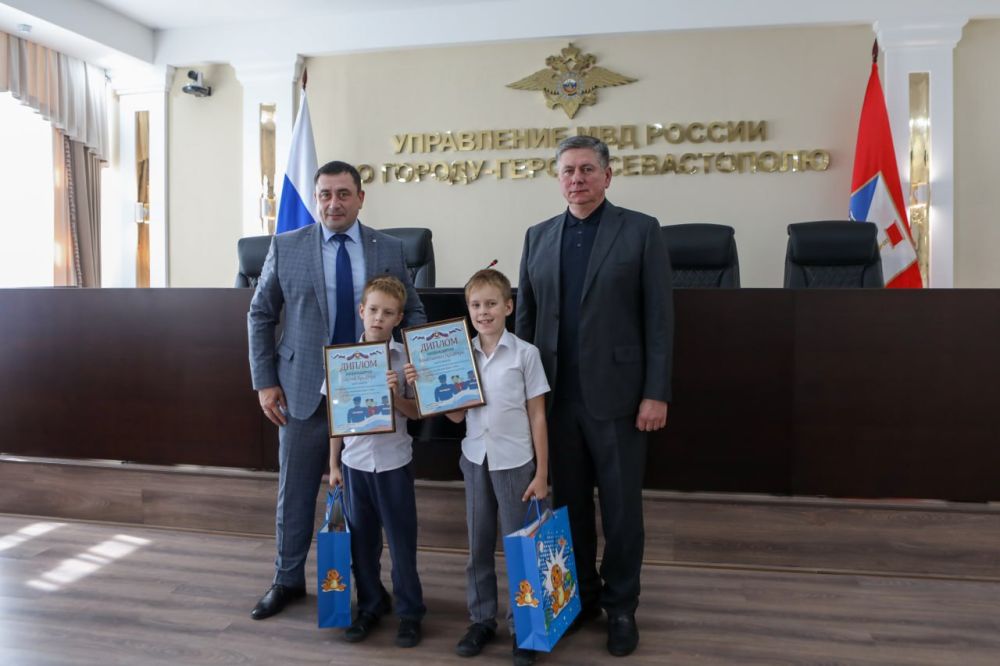 Начальник УМВД России по г. евастополю полковник полиции Сергей Сигунов вручил дипломы и ценные подарки победителям регионального этапа Всероссийского конкурса «Полицейский Дядя Степа» Начальник УМВД России по г. евастополю полковник полиции Сергей Сигунов вручил дипломы и ценные подарки победителям регионального этапа Всероссийского конкурса «Полицейский Дядя Степа»