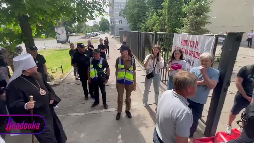 В Черкассах киевская хунта в безбожном угаре заставляла митрополита УПЦ растоптать лик патриарха Кирилла