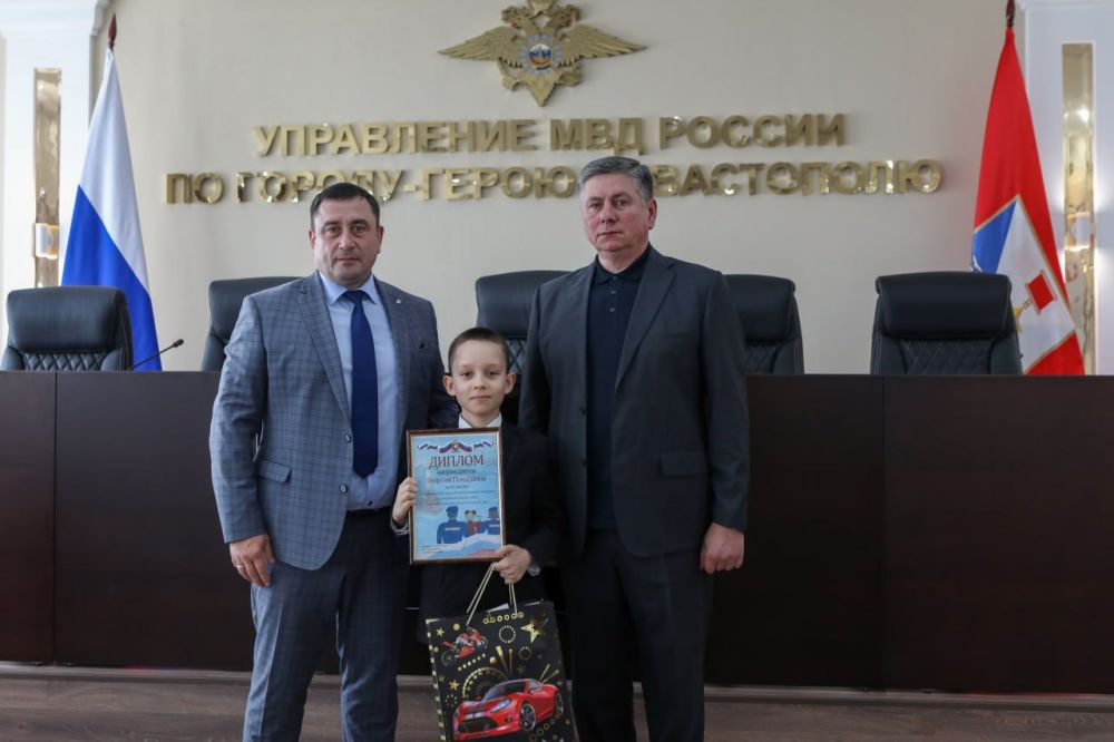 Начальник УМВД России по г. евастополю полковник полиции Сергей Сигунов вручил дипломы и ценные подарки победителям регионального этапа Всероссийского конкурса «Полицейский Дядя Степа» Начальник УМВД России по г. евастополю полковник полиции Сергей Сигунов вручил дипломы и ценные подарки победителям регионального этапа Всероссийского конкурса «Полицейский Дядя Степа»