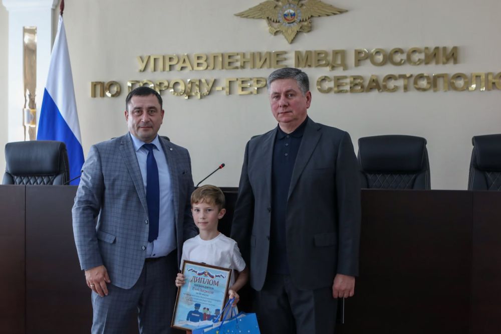 Начальник УМВД России по г. евастополю полковник полиции Сергей Сигунов вручил дипломы и ценные подарки победителям регионального этапа Всероссийского конкурса «Полицейский Дядя Степа» Начальник УМВД России по г. евастополю полковник полиции Сергей Сигунов вручил дипломы и ценные подарки победителям регионального этапа Всероссийского конкурса «Полицейский Дядя Степа»