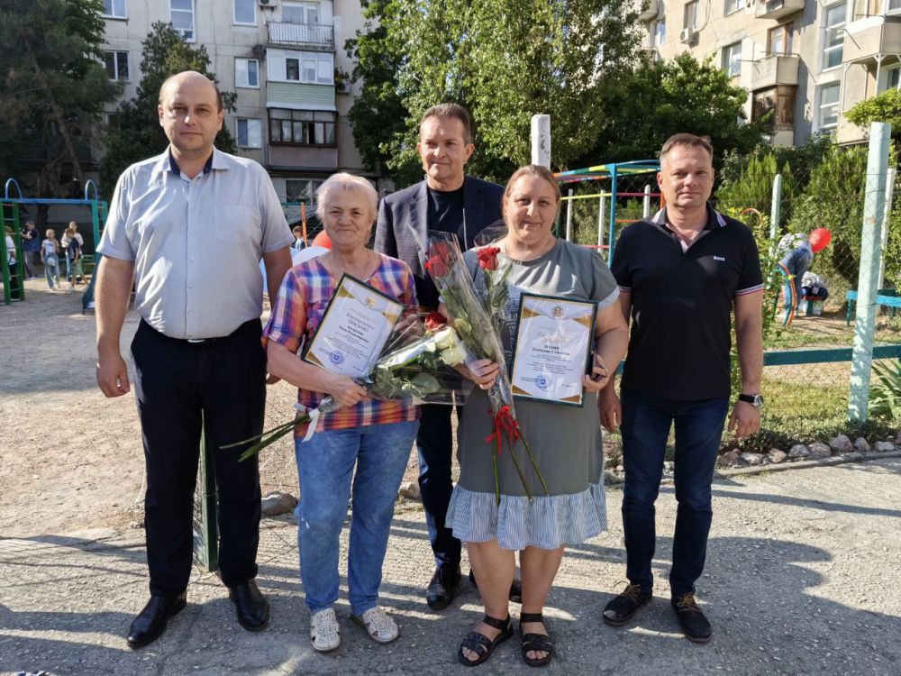 В Симферополе открыли новую детскую площадку В Симферополе открыли новую детскую площадку