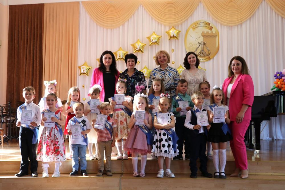 В Феодосии поздравили юных выпускников музыкальной школы В Феодосии поздравили юных выпускников музыкальной школы