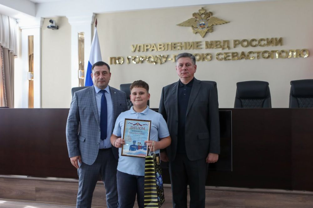 Начальник УМВД России по г. евастополю полковник полиции Сергей Сигунов вручил дипломы и ценные подарки победителям регионального этапа Всероссийского конкурса «Полицейский Дядя Степа» Начальник УМВД России по г. евастополю полковник полиции Сергей Сигунов вручил дипломы и ценные подарки победителям регионального этапа Всероссийского конкурса «Полицейский Дядя Степа»