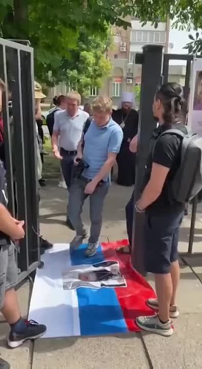 В Черкассах митрополита УПЦ заставляют пройти по портрету патриарха Кирилла