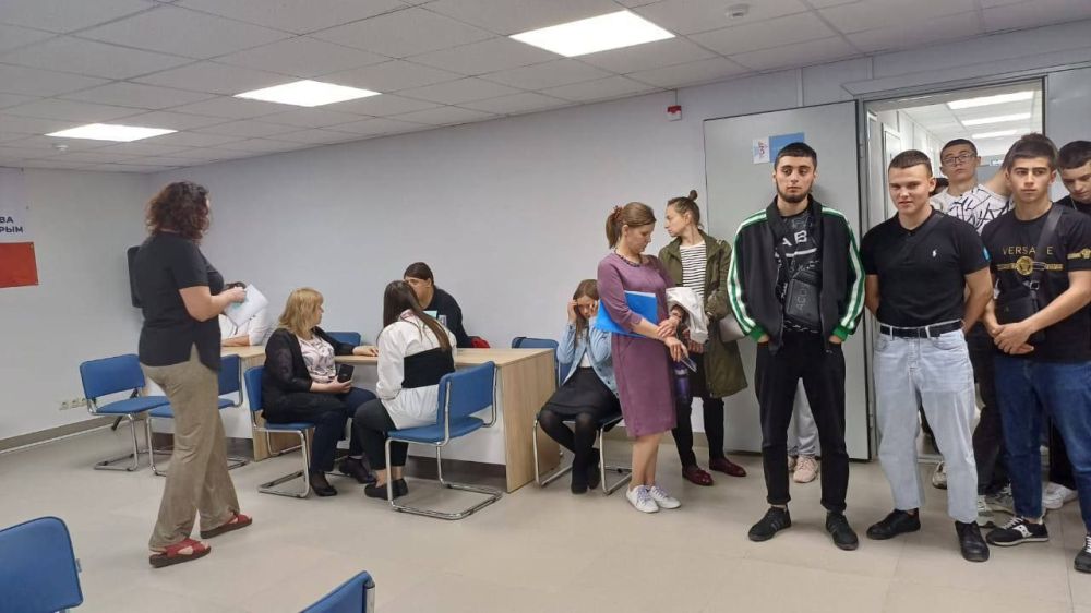 29 мая обучающиеся колледжа приняли участие в городской ярмарке вакансий для трудоустройства несовершеннолетних граждан... 29 мая обучающиеся колледжа приняли участие в городской ярмарке вакансий для трудоустройства несовершеннолетних граждан...