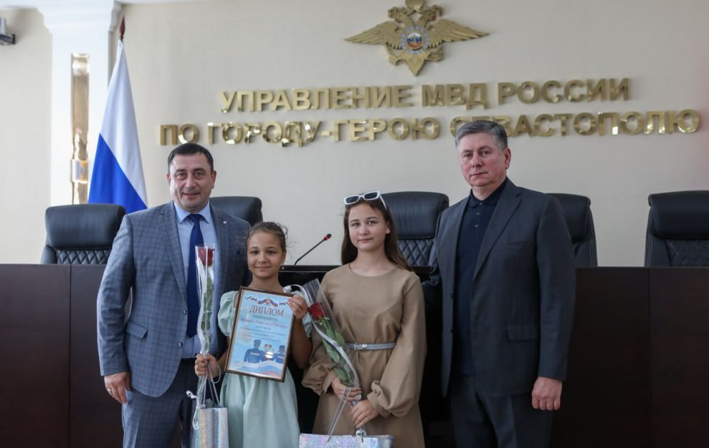 Начальник УМВД России по г. евастополю полковник полиции Сергей Сигунов вручил дипломы и ценные подарки победителям регионального этапа Всероссийского конкурса «Полицейский Дядя Степа» Начальник УМВД России по г. евастополю полковник полиции Сергей Сигунов вручил дипломы и ценные подарки победителям регионального этапа Всероссийского конкурса «Полицейский Дядя Степа»