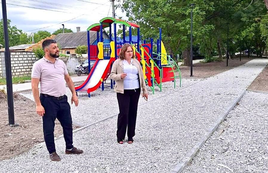 Рустем Аметов: Вместе с главой администрации города Валентиной Варава осмотрели ход работ по благоустройству сквера, расположенного по улице Гагарина Рустем Аметов: Вместе с главой администрации города Валентиной Варава осмотрели ход работ по благоустройству сквера, расположенного по улице Гагарина