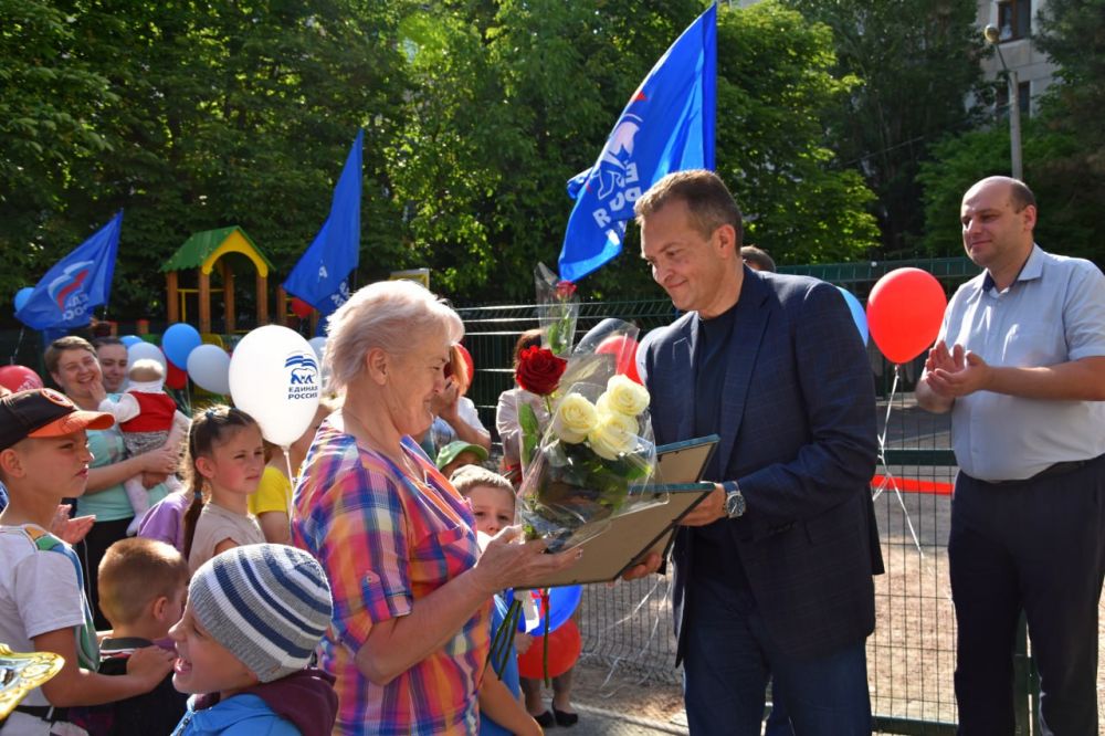 В Симферополе открыли новую детскую площадку В Симферополе открыли новую детскую площадку