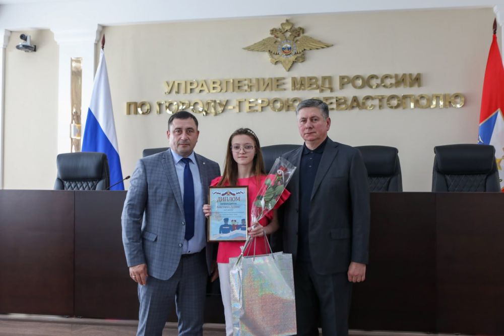 Начальник УМВД России по г. евастополю полковник полиции Сергей Сигунов вручил дипломы и ценные подарки победителям регионального этапа Всероссийского конкурса «Полицейский Дядя Степа» Начальник УМВД России по г. евастополю полковник полиции Сергей Сигунов вручил дипломы и ценные подарки победителям регионального этапа Всероссийского конкурса «Полицейский Дядя Степа»