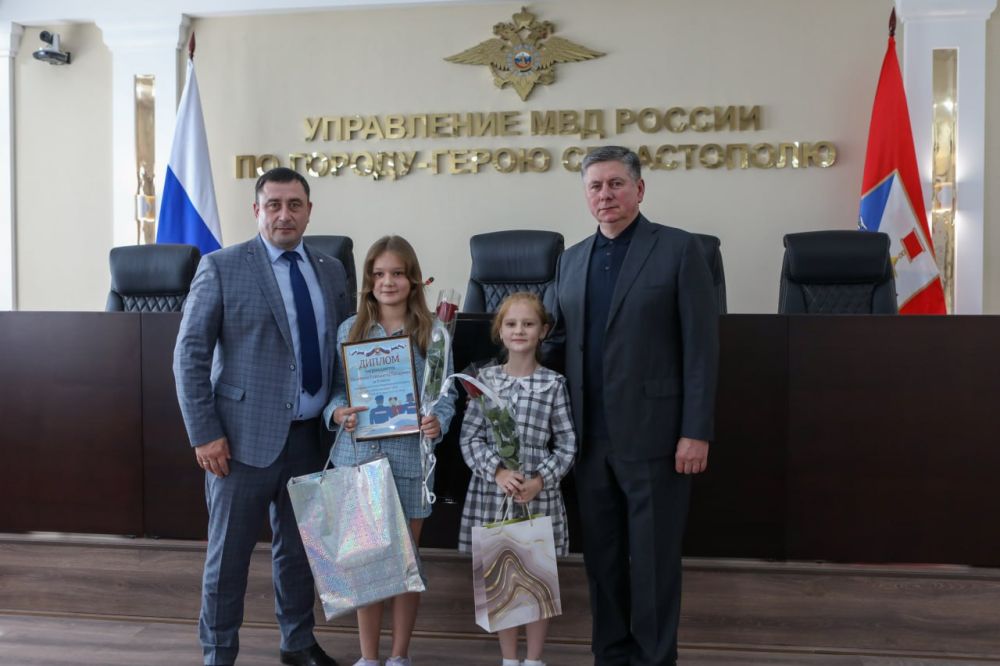 Начальник УМВД России по г. евастополю полковник полиции Сергей Сигунов вручил дипломы и ценные подарки победителям регионального этапа Всероссийского конкурса «Полицейский Дядя Степа» Начальник УМВД России по г. евастополю полковник полиции Сергей Сигунов вручил дипломы и ценные подарки победителям регионального этапа Всероссийского конкурса «Полицейский Дядя Степа»