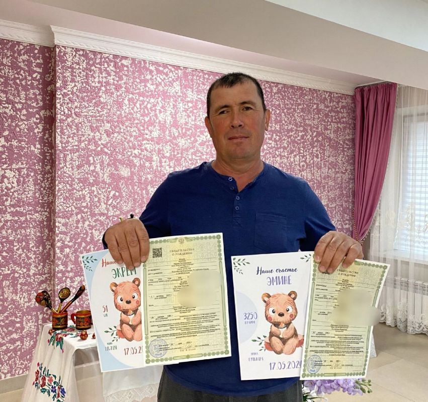 Симферопольский районный отдел ЗАГС провёл государственную регистрацию рождения с торжественным вручением свидетельств родителям двойни, посвященную Международному дню защиты детей Симферопольский районный отдел ЗАГС провёл государственную регистрацию рождения с торжественным вручением свидетельств родителям двойни, посвященную Международному дню защиты детей