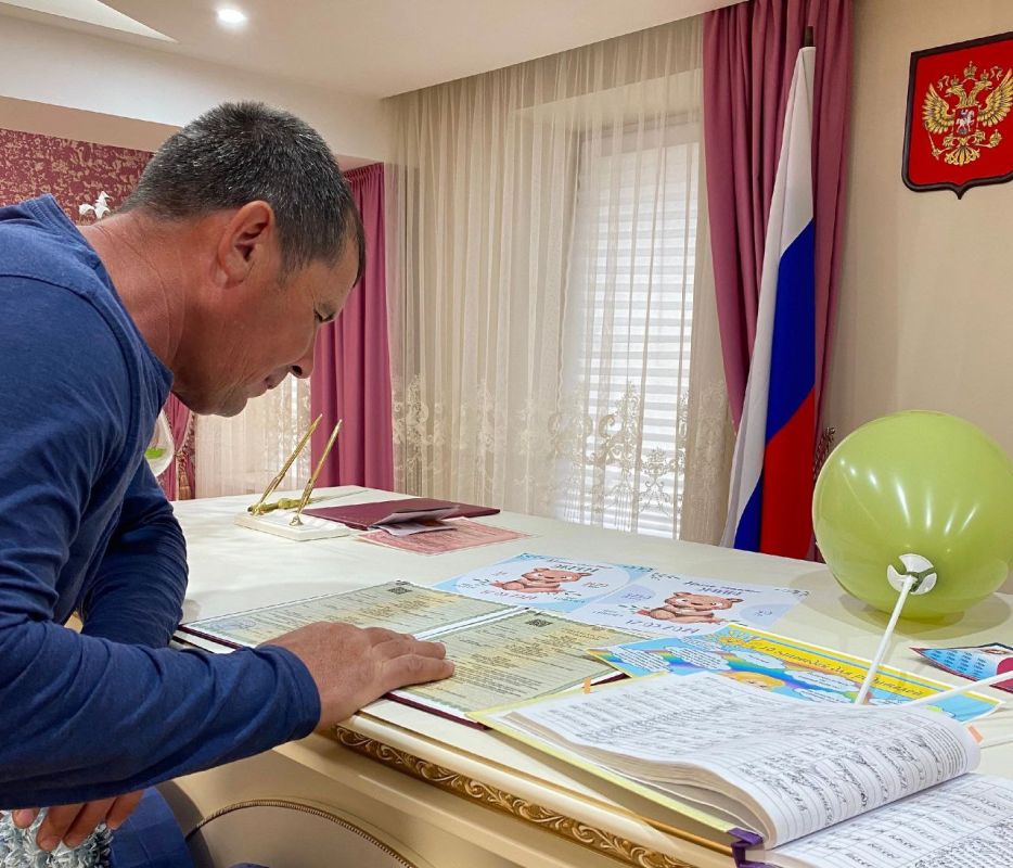 Симферопольский районный отдел ЗАГС провёл государственную регистрацию рождения с торжественным вручением свидетельств родителям двойни, посвященную Международному дню защиты детей Симферопольский районный отдел ЗАГС провёл государственную регистрацию рождения с торжественным вручением свидетельств родителям двойни, посвященную Международному дню защиты детей
