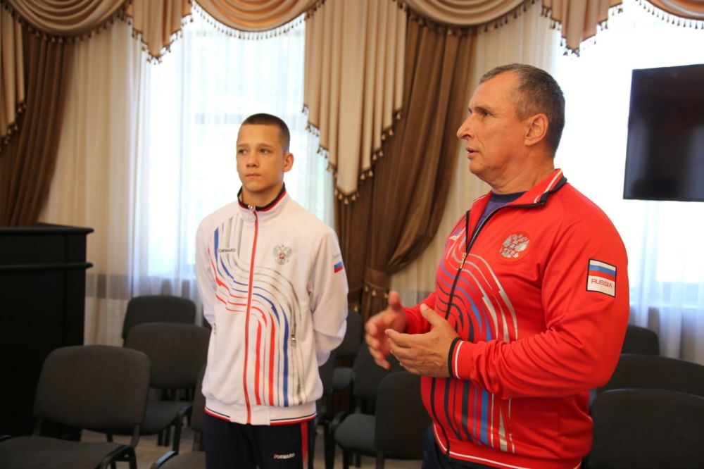 Дмитрий Скобликов: Поздравили юного боксера и тренера ДЮСШ за вклад в спортивную культуру города и района Дмитрий Скобликов: Поздравили юного боксера и тренера ДЮСШ за вклад в спортивную культуру города и района