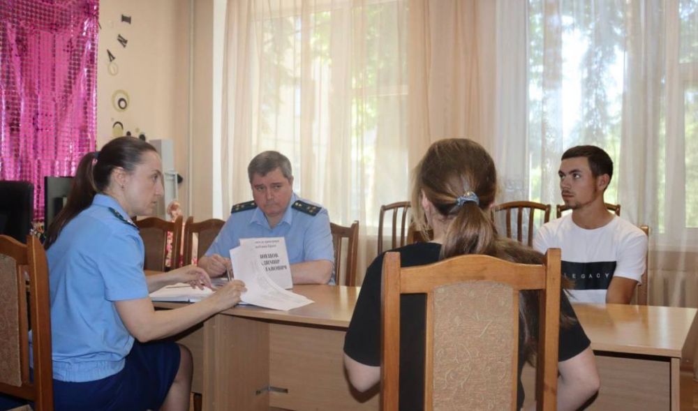 Заместитель прокурора Республики Крым Владимир Кузнецов посетил Государственное бюджетное учреждение Республики Крым «Центр социальной поддержки семей, детей и молодежи» в поселке Гвардейское Симферопольского района, где провел прием граждан Заместитель прокурора Республики Крым Владимир Кузнецов посетил Государственное бюджетное учреждение Республики Крым «Центр социальной поддержки семей, детей и молодежи» в поселке Гвардейское Симферопольского района, где провел прием граждан