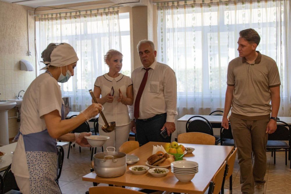 Александр Овдиенко: Проконтролировпл организацию работы Летнего лагеря, дневного пребывания в одной из школ города, пообщался детьми Александр Овдиенко: Проконтролировпл организацию работы Летнего лагеря, дневного пребывания в одной из школ города, пообщался детьми
