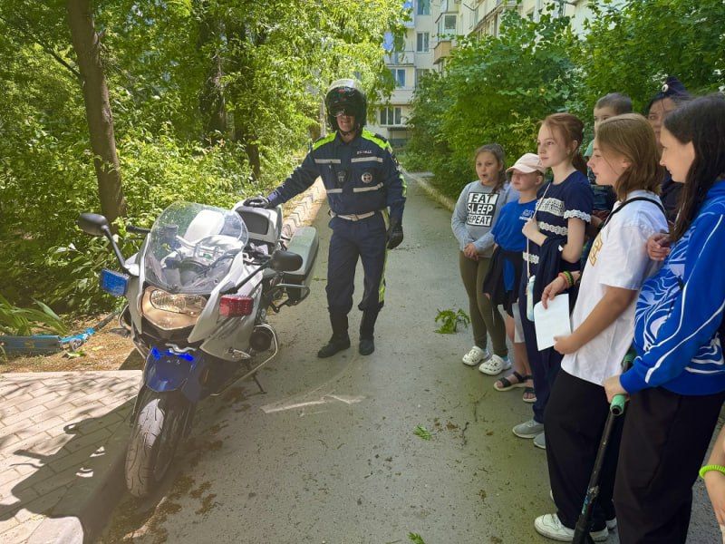 В Севастополе сотрудники Госавтоинспекции совместно с инспекторами ПДН проводят во дворах и парках инструктажи для детей и взрослых В Севастополе сотрудники Госавтоинспекции совместно с инспекторами ПДН проводят во дворах и парках инструктажи для детей и взрослых