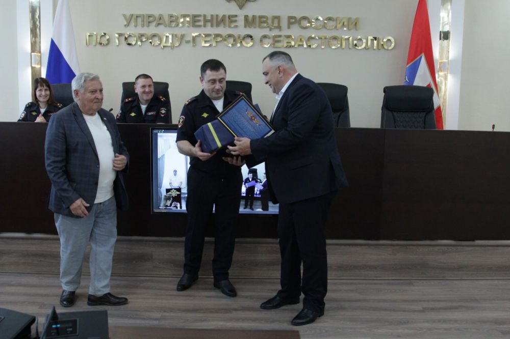 Начальник Управления МВД России по г. евастополю полковник полиции Сергей Сигунов вручил Почётные грамоты и Благодарности сотрудникам подразделений по делам несовершеннолетних Начальник Управления МВД России по г. евастополю полковник полиции Сергей Сигунов вручил Почётные грамоты и Благодарности сотрудникам подразделений по делам несовершеннолетних