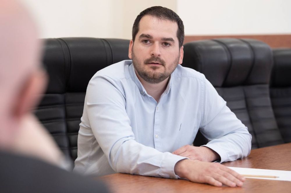 Михаил Развожаев: Сегодня в приемной Президента Российской Федерации в Севастополе провел личный прием граждан по поручению Президента Российской Федерации Владимира Владимировича Путина Михаил Развожаев: Сегодня в приемной Президента Российской Федерации в Севастополе провел личный прием граждан по поручению Президента Российской Федерации Владимира Владимировича Путина