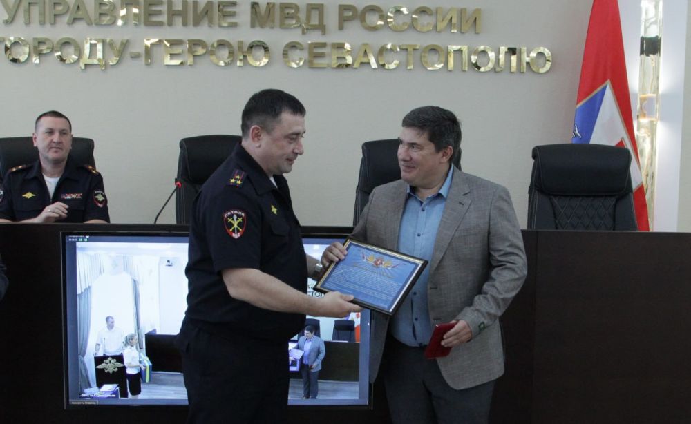 Начальник Управления МВД России по г. евастополю полковник полиции Сергей Сигунов вручил Почётные грамоты и Благодарности сотрудникам подразделений по делам несовершеннолетних Начальник Управления МВД России по г. евастополю полковник полиции Сергей Сигунов вручил Почётные грамоты и Благодарности сотрудникам подразделений по делам несовершеннолетних