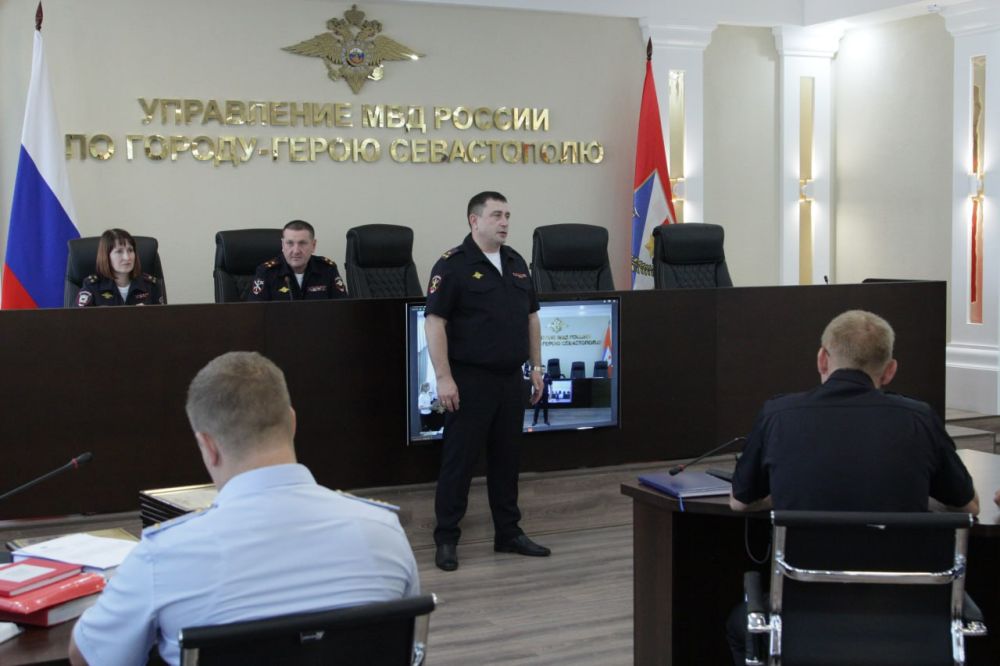 Начальник Управления МВД России по г. евастополю полковник полиции Сергей Сигунов вручил Почётные грамоты и Благодарности сотрудникам подразделений по делам несовершеннолетних Начальник Управления МВД России по г. евастополю полковник полиции Сергей Сигунов вручил Почётные грамоты и Благодарности сотрудникам подразделений по делам несовершеннолетних